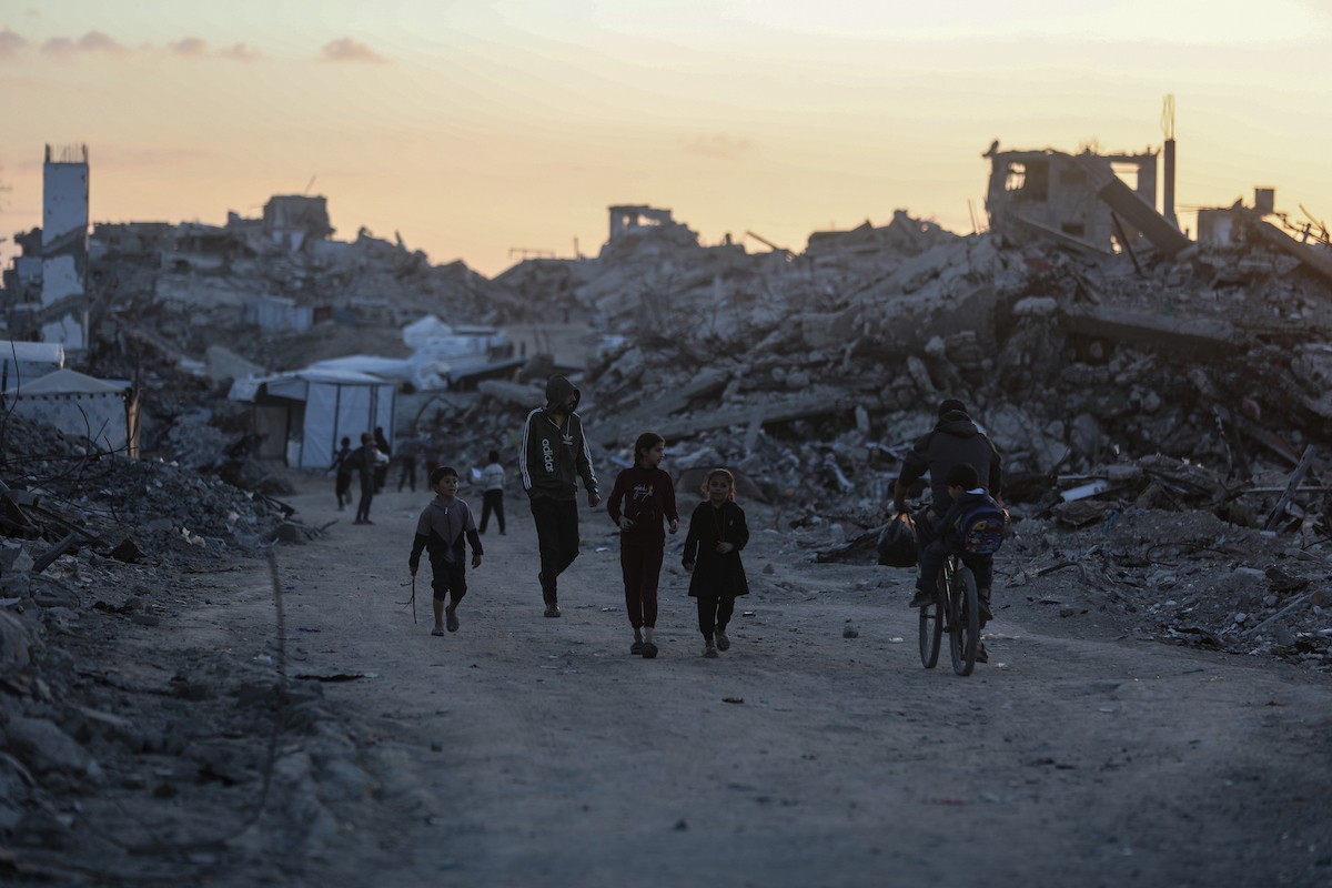 يواصل الفلسطينيون النازحون حياتهم اليومية في ظل ظروف صعبة داخل خيام النزوح المنتشرة وسط الدمار في حي الزيتون، جنوب شرق مدينة غزة، في 9 ديسمبر/كانون الأول 2025. تصوير: عمر أشتوي