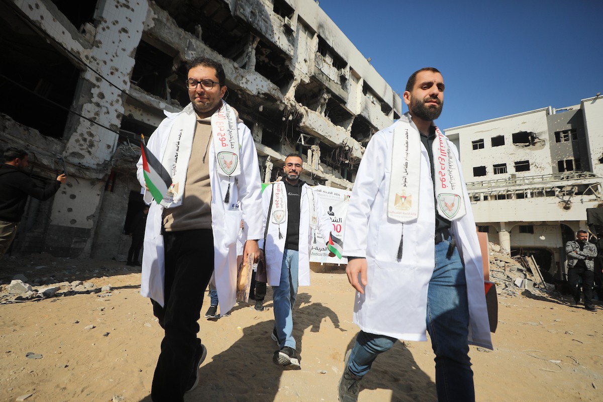 حفل تخرج للأطباء الحاصلين على البورد الفلسطيني في ساحة  الشفاء بمدينة غزة، 25 ديسمبر/كانون الأول 2025.تصوير: عمر أشتوي