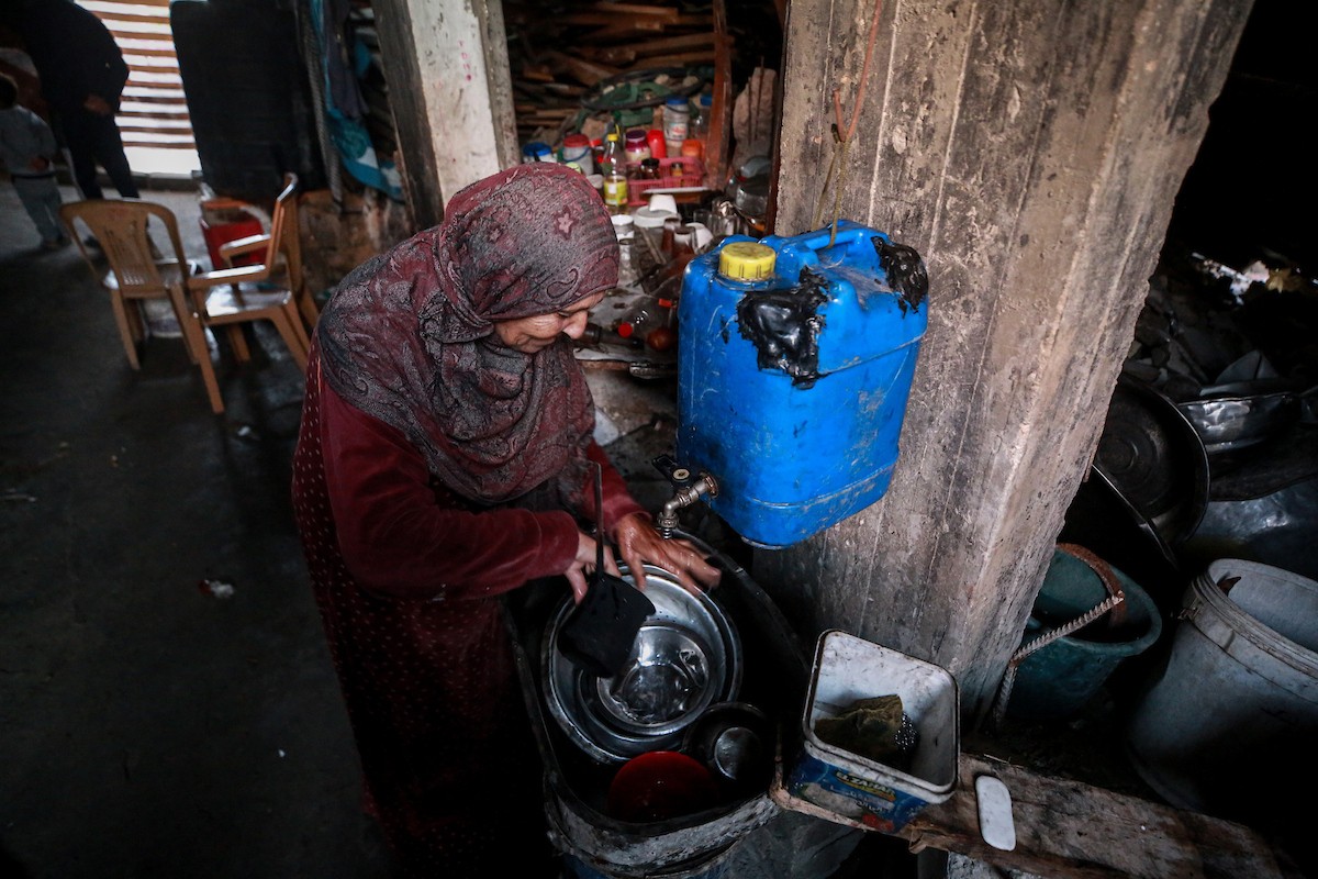 يحاول الفلسطينيون الحفاظ على حياتهم اليومية في مبانٍ مدمرة جزئيًا بعد أن غمرت الأمطار الغزيرة الخيام التي تؤوي نازحين في جباليا، شمال قطاع غزة، في 14 ديسمبر/كانون الأول 2025. صور: عمر أشتوي