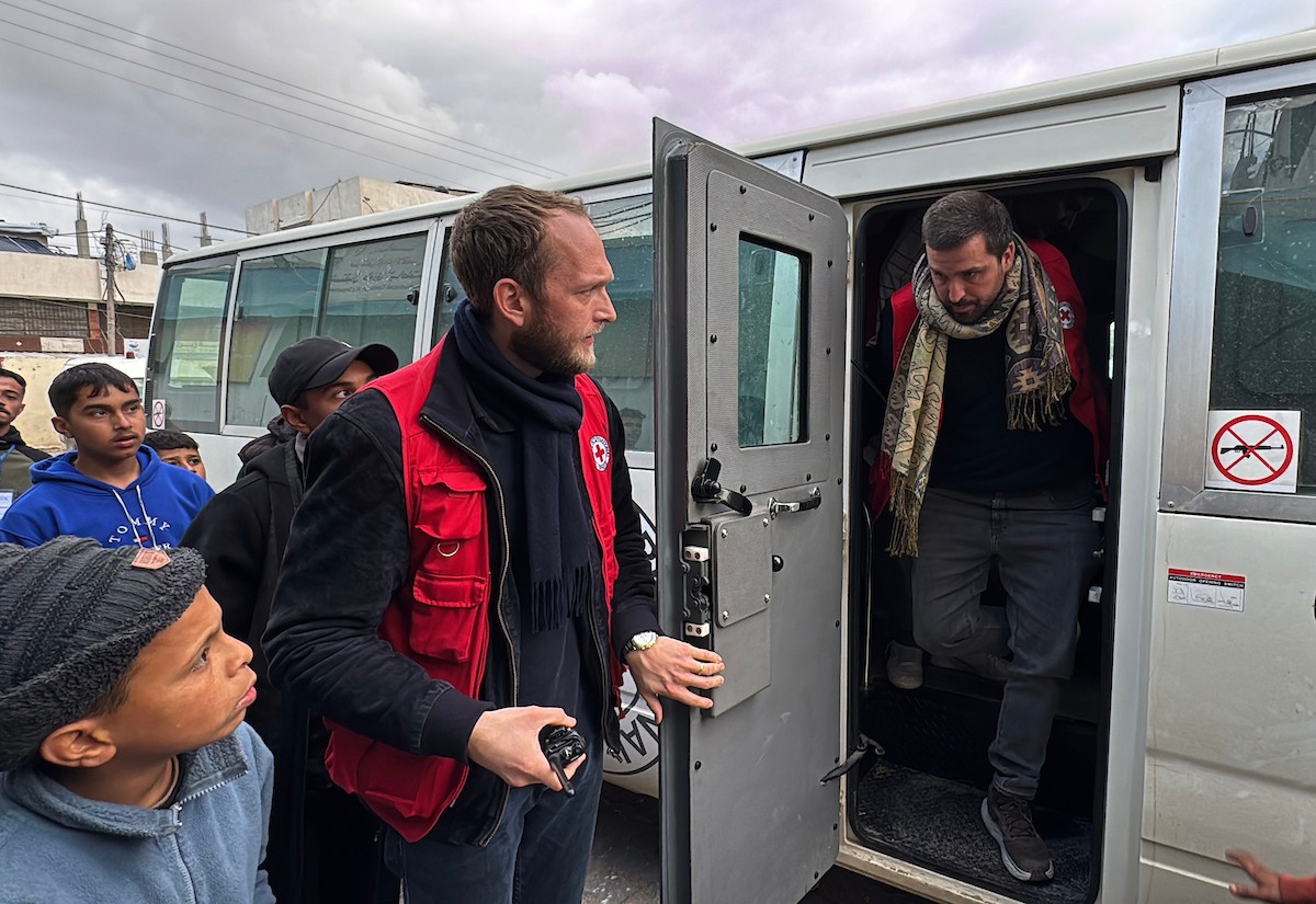 نقل أسرى فلسطينيين أفرج عنهم الجيش الإسرائيلي بواسطة سيارات تابعة للصليب الأحمر إلى مستشفى شهداء الأقصى لإجراء فحوصات طبية في دير البلح، وسط قطاع غزة، بتاريخ 28 ديسمبر/كانون الأول 2025. تصوير: أحمد إبراهيم