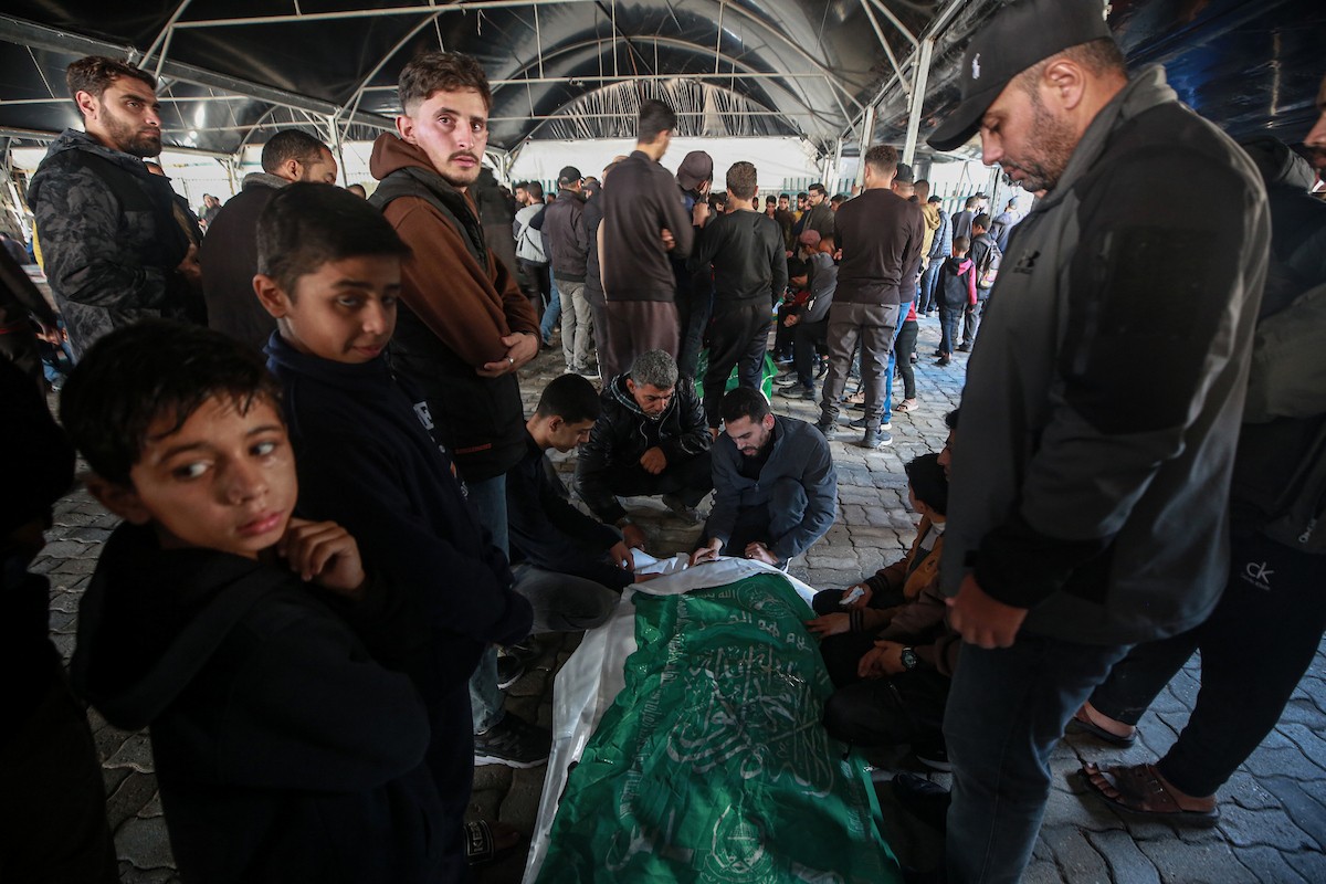 شارك فلسطينيون في موكب جنازة رائد سعيد، القائد البارز في كتائب عز الدين القسام، الجناح العسكري لحركة حماس، وثلاثة من معاونيه، الذين قُتلوا في غارة جوية إسرائيلية في اليوم السابق، في 14 ديسمبر/كانون الأول 2025