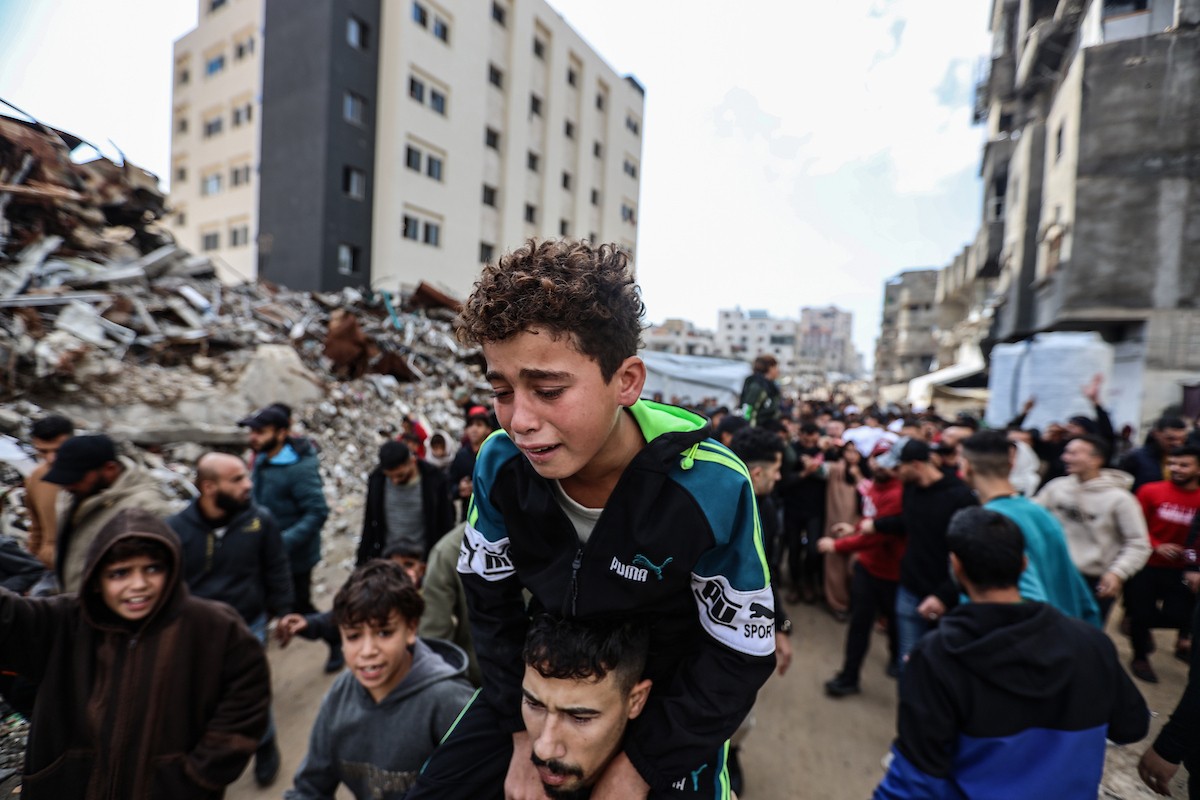 ودّع مواطنون فلسطينيون جثمان محمد بكر (35 عامًا)، وهو صياد، بعد استشهاده بنيران البحرية الإسرائيلية التي استهدفت قوارب صيد قبالة سواحل مدينة غزة، في 30 ديسمبر/كانون الأول 2025. صورة: عمر أشتوي