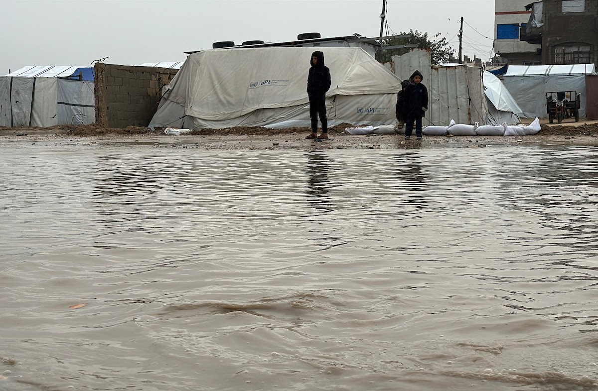 يُعاني الفلسطينيون من الفيضانات التي أعقبت هطول أمطار غزيرة على دير البلح