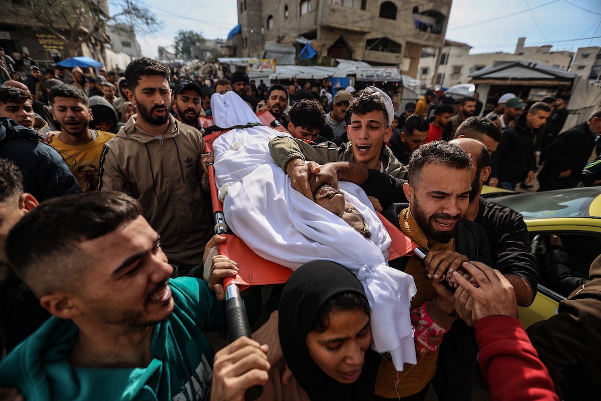 ودّع مواطنون فلسطينيون جثمان محمد بكر (35 عامًا)، وهو صياد، بعد استشهاده بنيران البحرية الإسرائيلية التي استهدفت قوارب صيد قبالة سواحل مدينة غزة، في 30 ديسمبر/كانون الأول 2025. صورة: عمر أشتوي