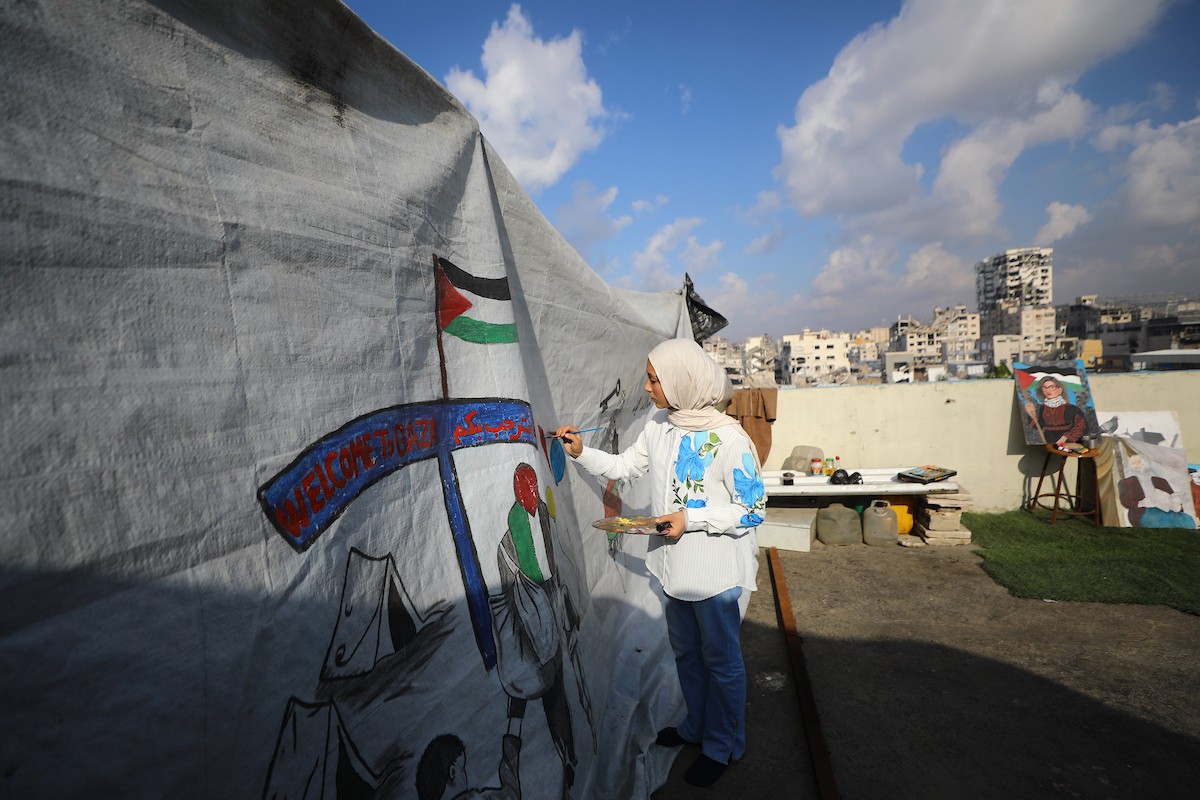 الطفلة النازحة سارة سعدة (14 عامًا) تمارس شغفها الفني بالرسم في خيمتها بمدينة غزة،23 ديسمبر/كانون الأول 2025 تصوير: عمر أشتوي