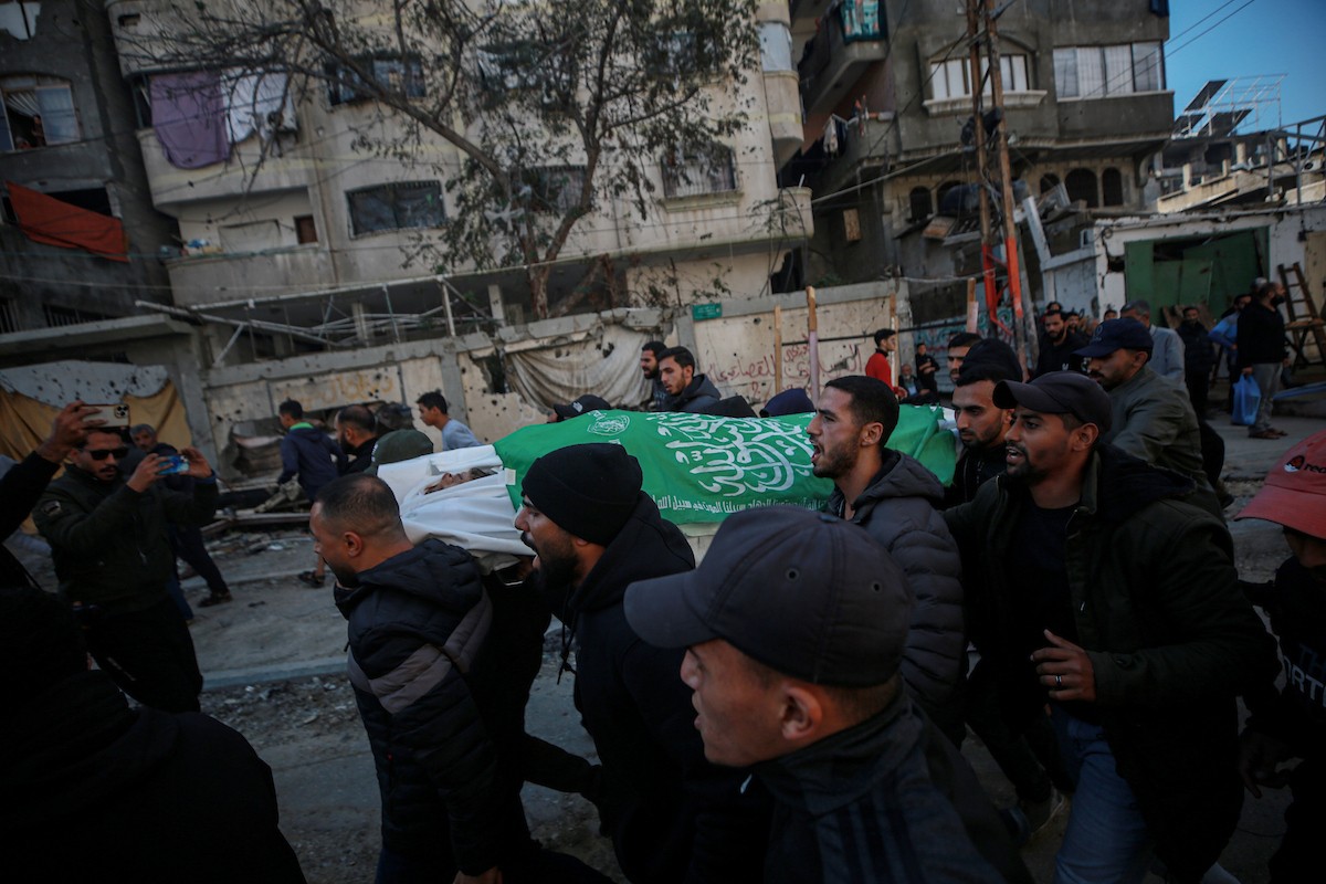 شارك فلسطينيون في موكب جنازة رائد سعيد، القائد البارز في كتائب عز الدين القسام، الجناح العسكري لحركة حماس، وثلاثة من معاونيه، الذين قُتلوا في غارة جوية إسرائيلية في اليوم السابق، في 14 ديسمبر/كانون الأول 2025