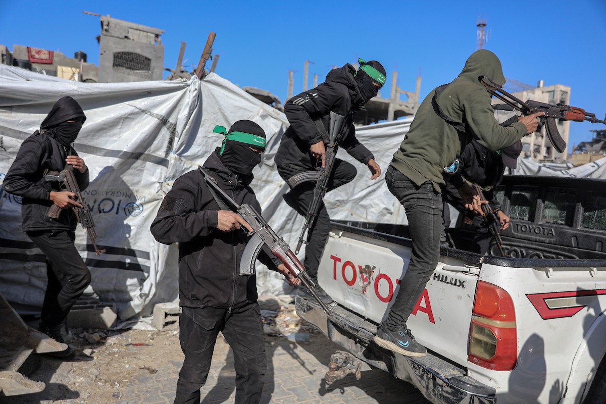 تُجري كتائب القسام واللجنة الدولية للصليب الأحمر ووفد مصري جهود بحث لانتشال جثث أسرى إسرائيليين في جباليا شمال قطاع غزة في الأول من ديسمبر/كانون الأول 2025