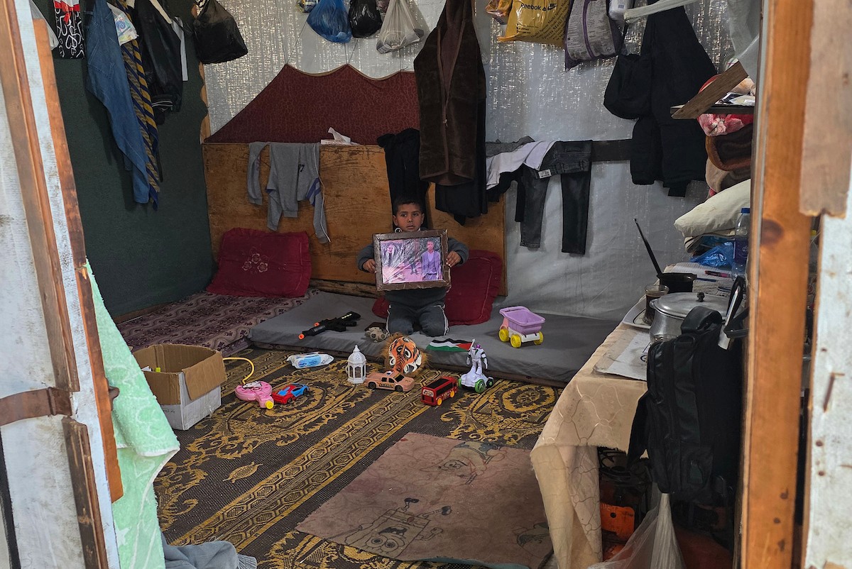 أطفالٌ نجوا من الحرب، تيتموا عن آبائهم وأمهاتهم، يتطلعون إلى عام ٢٠٢٦ بأملٍ كبير، حاملين أحلامًا بسيطة بسلامٍ آمنٍ ودائم، خان يونس، جنوب قطاع غزة، ٣٠ ديسمبر ٢٠٢٥، تصوير: طارق محمد (APA )