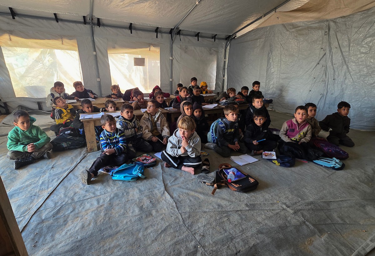 يدرس الطلاب داخل 