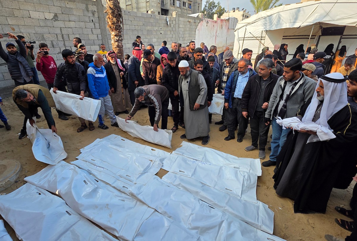 شارك فلسطينيون في جنازة 25 فلسطينياً، بينهم الصحفية هبة العبادلة، الذين فقدوا أرواحهم بعد استهداف منازلهم في غارة جوية إسرائيلية، ثم انتشالهم لاحقاً من تحت الأنقاض، في خان يونس، جنوب قطاع غزة، في 26 ديسمبر/كانون الأول 2025. (صورة: طارق محمد)