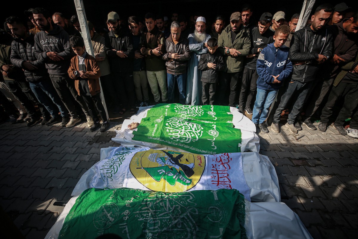 شارك فلسطينيون في موكب جنازة رائد سعيد، القائد البارز في كتائب عز الدين القسام، الجناح العسكري لحركة حماس، وثلاثة من معاونيه، الذين قُتلوا في غارة جوية إسرائيلية في اليوم السابق، في 14 ديسمبر/كانون الأول 2025