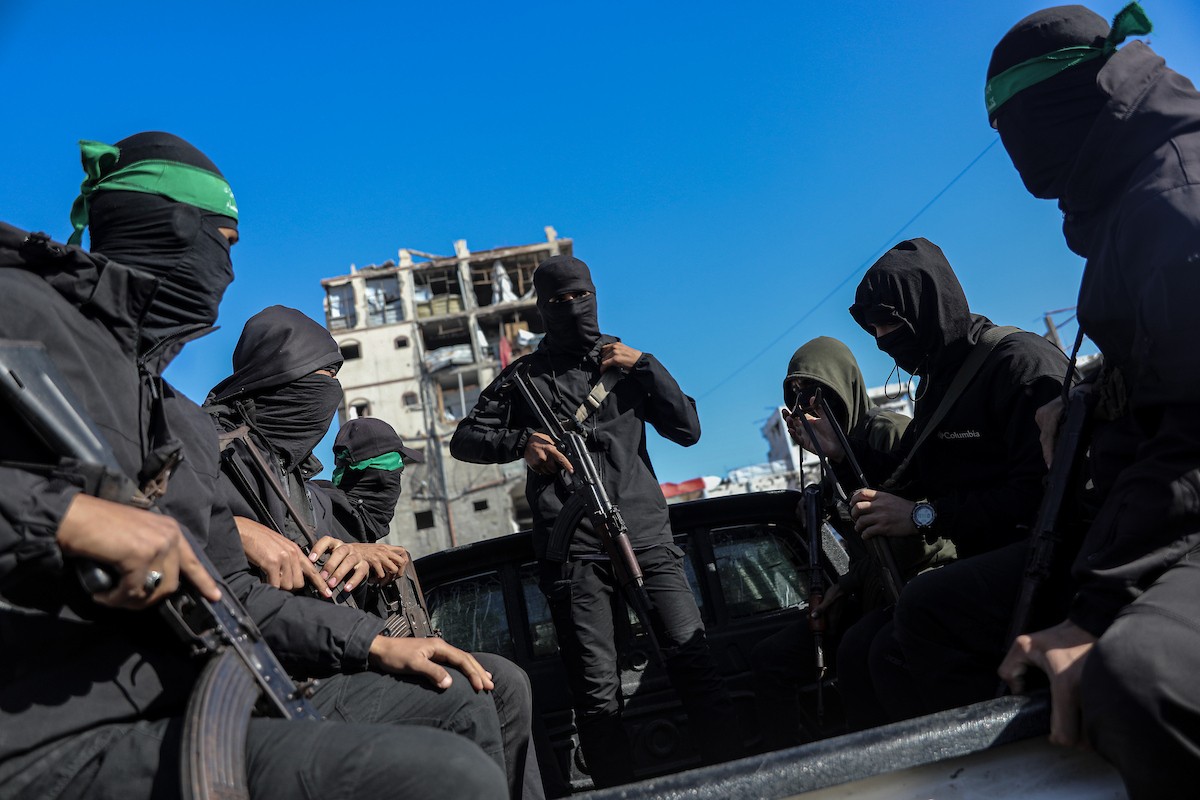 تُجري كتائب القسام واللجنة الدولية للصليب الأحمر ووفد مصري جهود بحث لانتشال جثث أسرى إسرائيليين في جباليا شمال قطاع غزة في الأول من ديسمبر/كانون الأول 2025