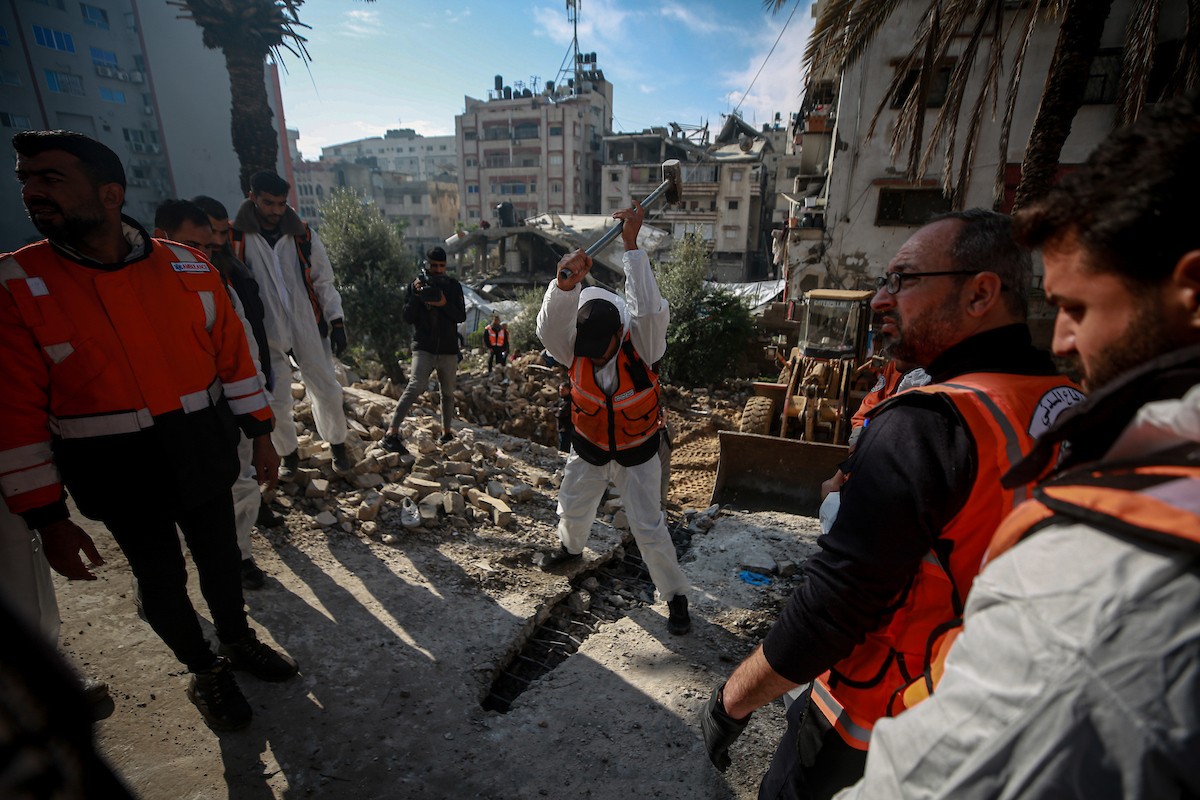 تواصل فرق الدفاع المدني، مستخدمةً آليات مصرية ثقيلة، عمليات البحث للوصول إلى جثث الفلسطينيين الذين سقطوا في هجمات إسرائيلية والمدفونين تحت الأنقاض في مدينة غزة، في 15 ديسمبر/كانون الأول 2025