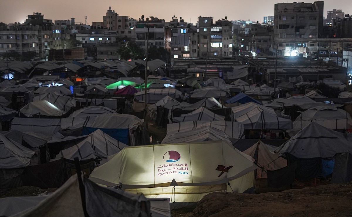 يعيش الفلسطينيون حياتهم اليومية الصعبة ليلاً في خيام نصبت في شوارع مدينة غزة، 5 ديسمبر/كانون الأول 2025.تصوير: عمر أشتوي