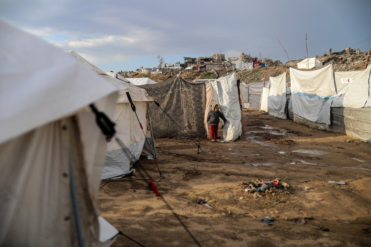 يُعاني النازحون الفلسطينيون من الفيضانات التي اجتاحت خيامهم إثر هطول أمطار غزيرة في غزة، 11 ديسمبر/كانون الأول 2025.