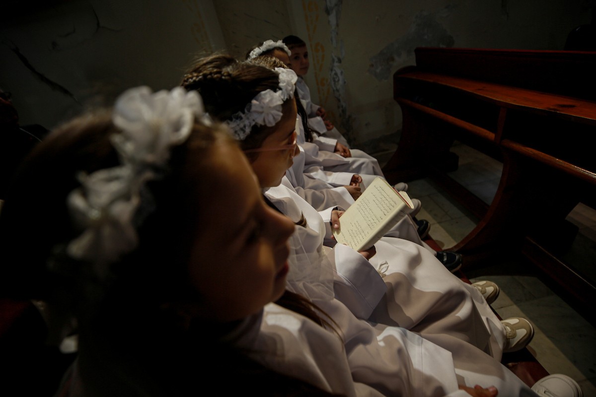 بطريرك اللاتين في القدس الكاردينال بييرباتيستا بيتسابالا يترأس قداس عيد الميلاد في غزة يوم الأحد 21 ديسمبر/كانون الأول 2025.تصوير: عمر أشتوي