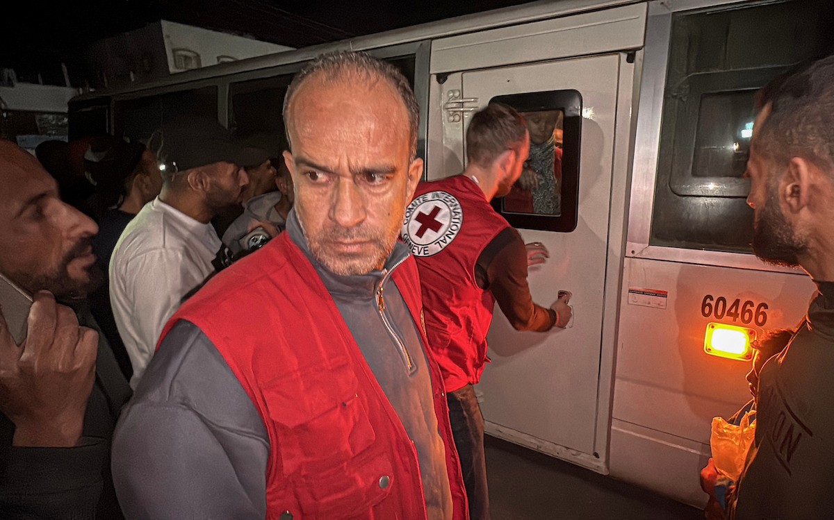 الأسرى الفلسطينيون المفرج عنهم من قبل جيش الاحتلال الإسرائيلي يتم نقلهم إلى مستشفى شهداء الأقصى لإجراء الفحوصات الطبية، الأسرى الفلسطينيون الذين اعتقلهم جيش الاحتلال الإسرائيلي من قطاع غزة خلال توغله البري، دير البلح