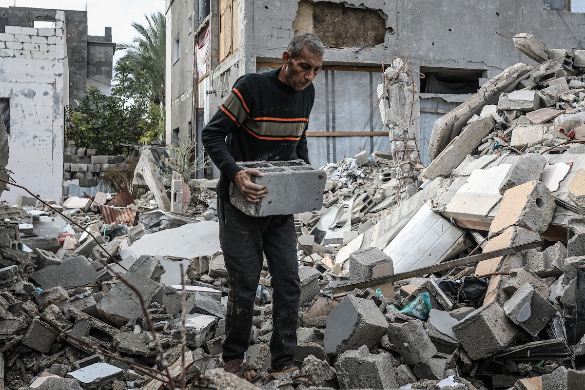 الفلسطيني أحمد المبحوح، مريض سرطان، يبني منزلاً طينياً بيديه في مخيم البريج للاجئين وسط قطاع غزة، 15 ديسمبر/كانون الأول 2025. عدسة: رمزي أبو عامر