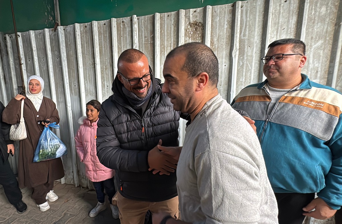 نقل أسرى فلسطينيين أفرج عنهم الجيش الإسرائيلي بواسطة سيارات تابعة للصليب الأحمر إلى مستشفى شهداء الأقصى لإجراء فحوصات طبية في دير البلح، وسط قطاع غزة، بتاريخ 28 ديسمبر/كانون الأول 2025. تصوير: أحمد إبراهيم