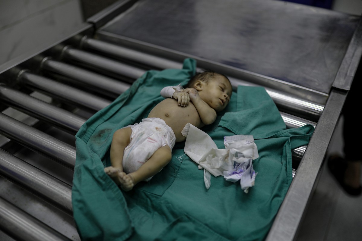 توفي طفل رضيع يبلغ من العمر ثلاثة أشهر، يُدعى تيم الخواجة، كان يعيش في خيمة بمخيم الشاطئ غرب مدينة غزة، نتيجةً لظروف الطقس الباردة في شمال قطاع غزة، في 12 ديسمبر/كانون الأول 2025.