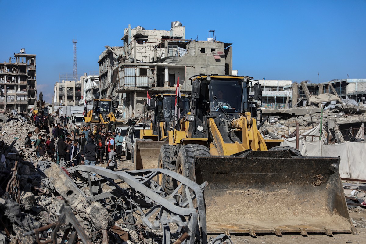 تُجري كتائب القسام واللجنة الدولية للصليب الأحمر ووفد مصري جهود بحث لانتشال جثث أسرى إسرائيليين في جباليا شمال قطاع غزة في الأول من ديسمبر/كانون الأول 2025