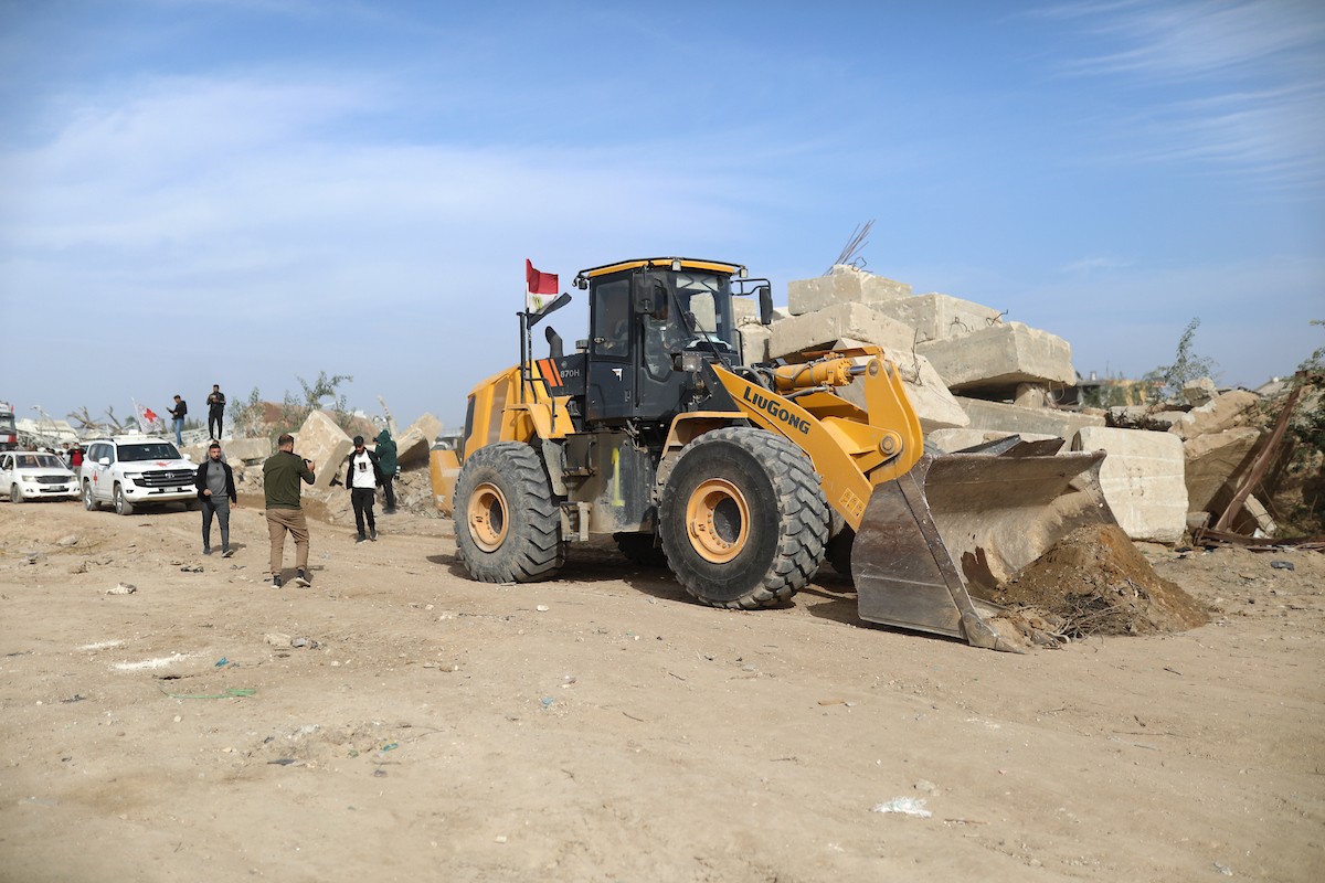 فرق من كتائب القسام ومسؤولون من الصليب الأحمر إلى جانب آليات ثقيلة تابعة لمصر،تجري عمليات بحث في حي الزيتون بمدينة غزة، لاستعادة جثة إسرائيلي في 8 ديسمبر/كانون الأول 2025. تصوير: عمر أشتوي