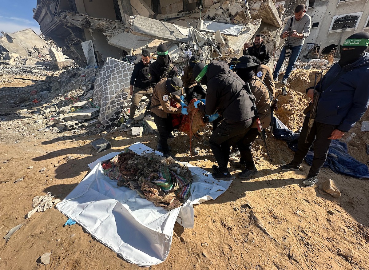 مسلحون من الجهاد الإسلامي وحماس يبحثون عن رفات رهائن إسرائيليين متوفين في بيت لاهيا، شمال قطاع غزة، الأربعاء 3 ديسمبر/كانون الأول 2025