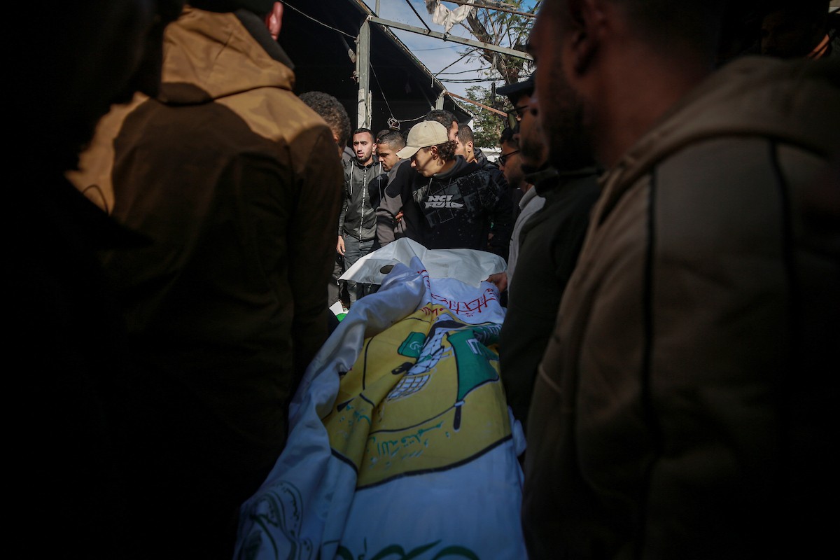 شارك فلسطينيون في موكب جنازة رائد سعيد، القائد البارز في كتائب عز الدين القسام، الجناح العسكري لحركة حماس، وثلاثة من معاونيه، الذين قُتلوا في غارة جوية إسرائيلية في اليوم السابق، في 14 ديسمبر/كانون الأول 2025