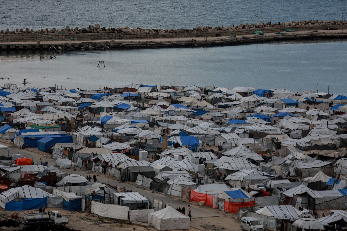 مشاهد عامة لخيام النازحين الفلسطينيين على شاطئ مدينة غزة، 19 ديسمبر/كانون الأول 2025، تصوير: عمر أشتوي