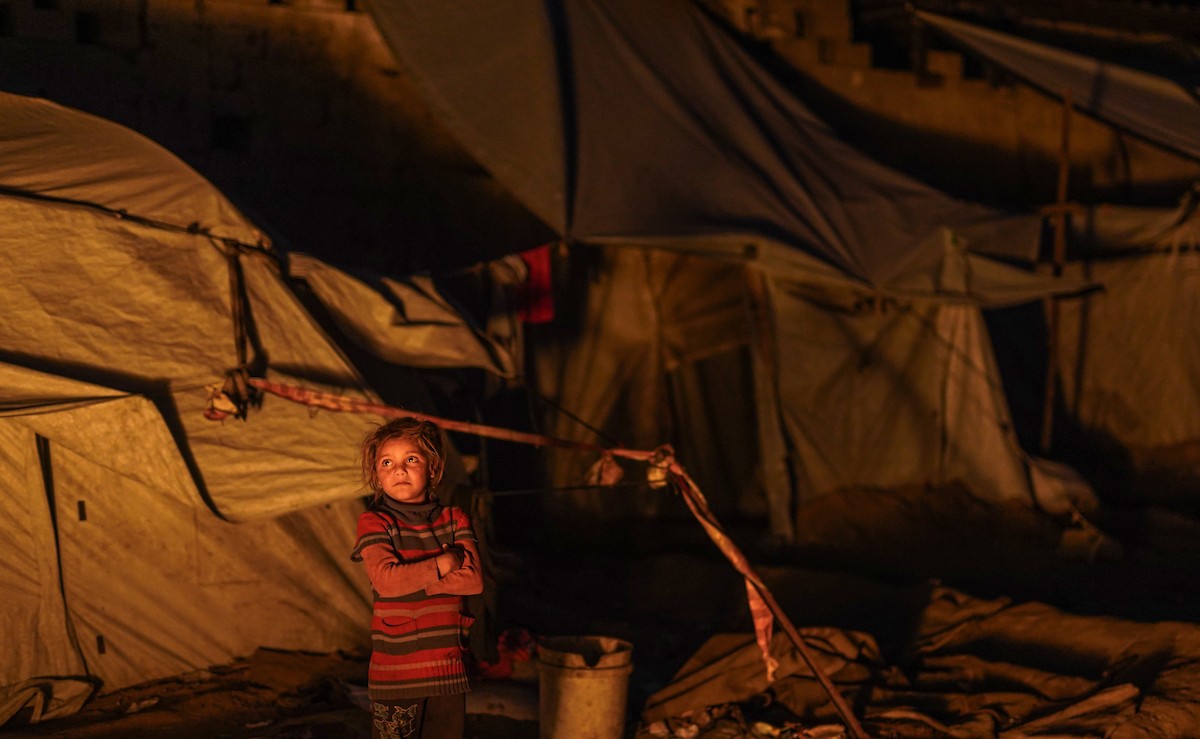 يعيش الفلسطينيون حياتهم اليومية الصعبة ليلاً في خيام نصبت في شوارع مدينة غزة، 5 ديسمبر/كانون الأول 2025.تصوير: عمر أشتوي
