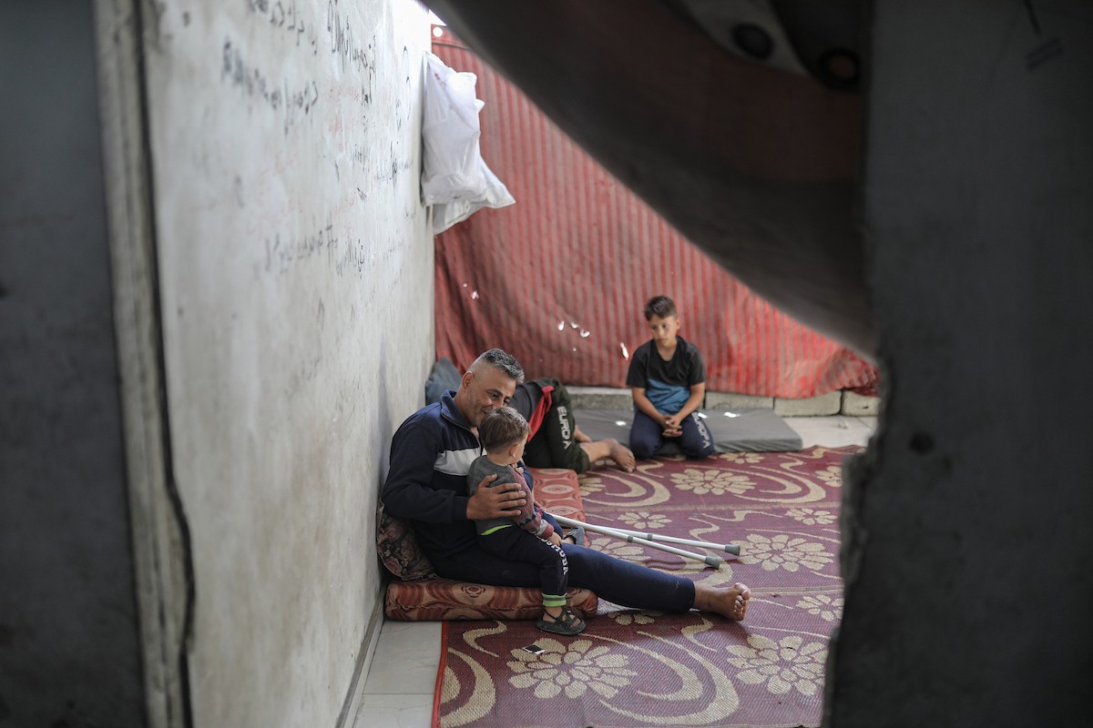 مجدي ريحان، الفلسطيني مبتور الساق، البالغ من العمر 44 عامًا، يعيش مع أطفاله الأربعة في مخيم جباليا شمال غزة بعد استشهاد ا.jpg