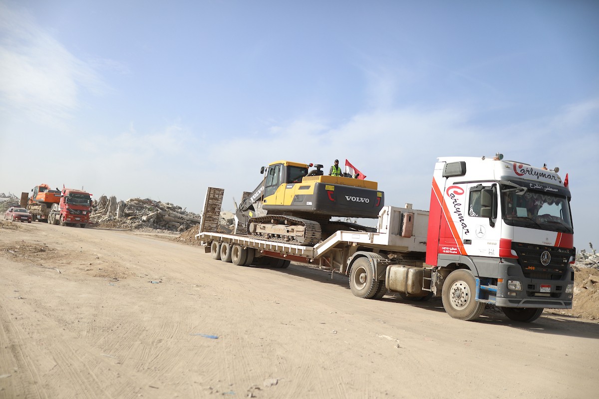 فرق من كتائب القسام ومسؤولون من الصليب الأحمر إلى جانب آليات ثقيلة تابعة لمصر،تجري عمليات بحث في حي الزيتون بمدينة غزة، لاستعادة جثة إسرائيلي في 8 ديسمبر/كانون الأول 2025. تصوير: عمر أشتوي