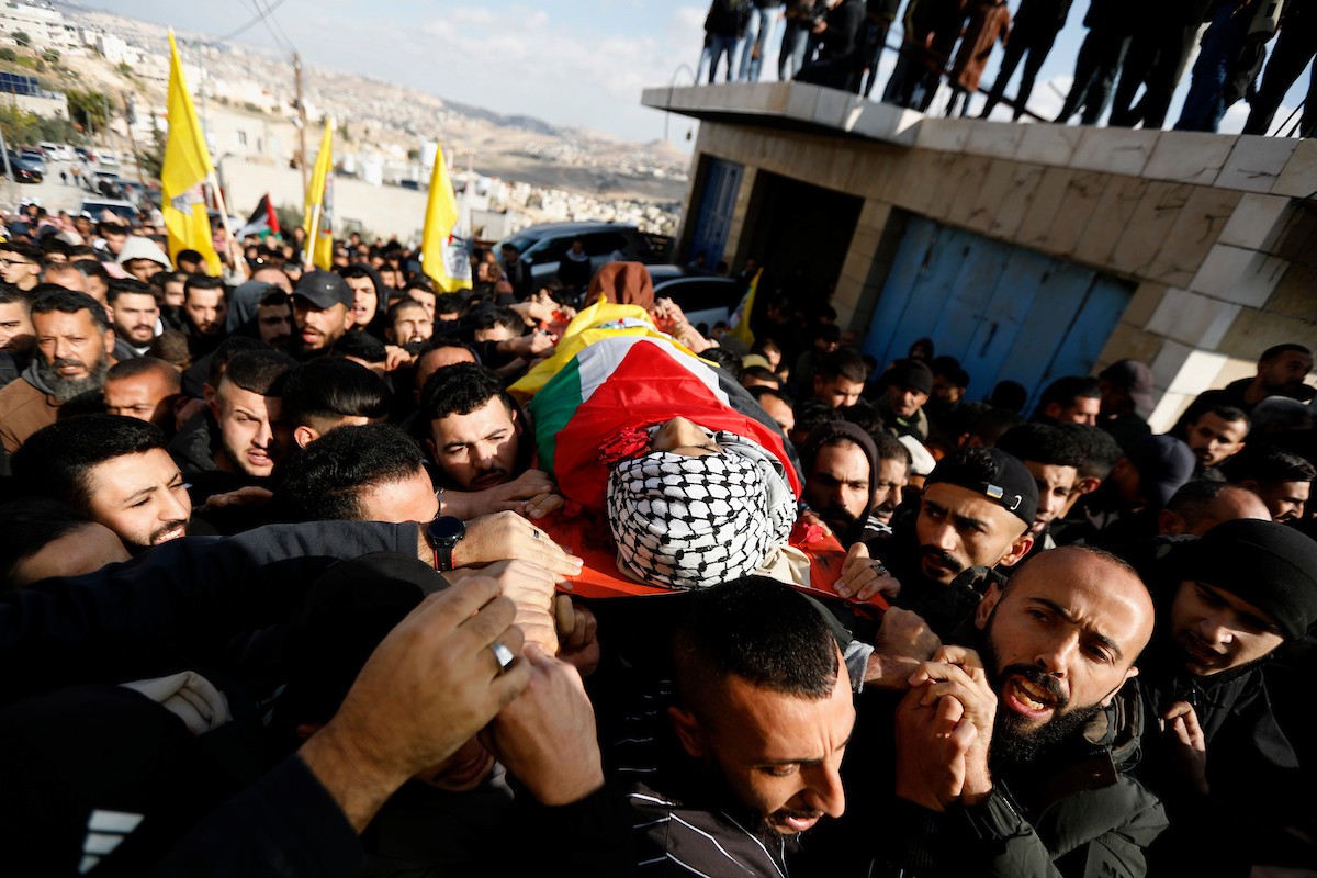 شارك فلسطينيون في موكب جنازة عمار ياسر صباح في بلدة توقوع، قرب بيت لحم في الضفة الغربية، بعد وفاته متأثراً بجراحه إثر إصابته برصاص القوات الإسرائيلية