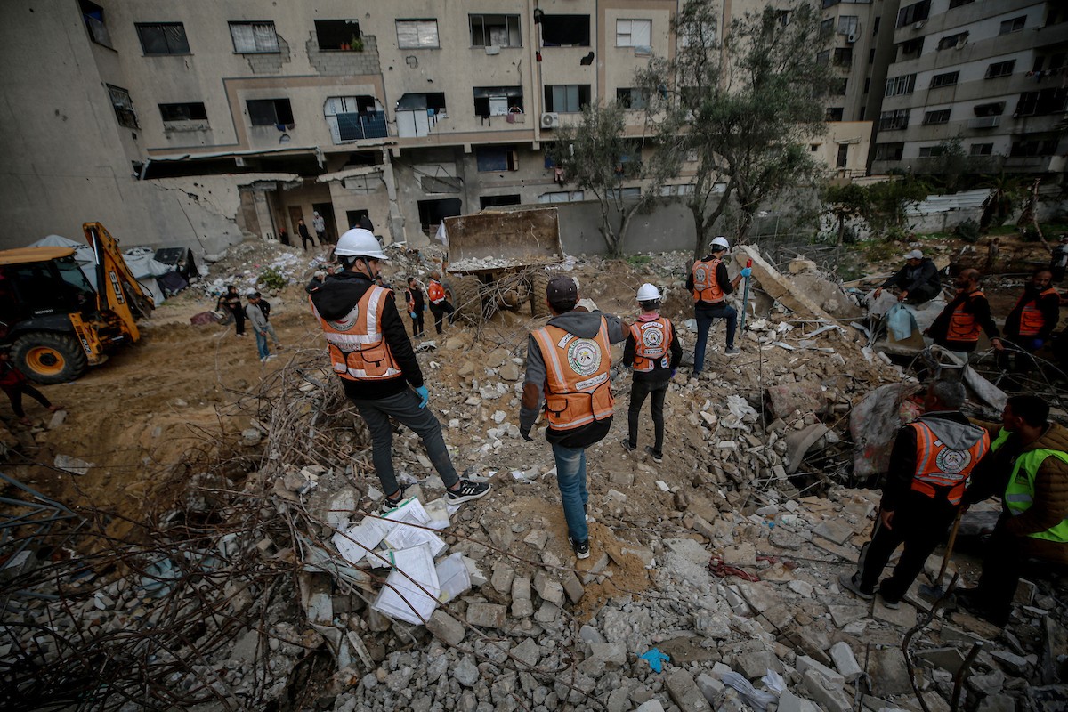 عمال الدفاع المدني الفلسطيني يبحثون عن جثث في مبنى منهار يعود لعائلة سالم، استُهدف بغارات إسرائيلية في بداية الحرب، في شارع الجلاء بمدينة غزة، يوم الاثنين 15 ديسمبر/كانون الأول 2025. صورة: عمر أشتوي