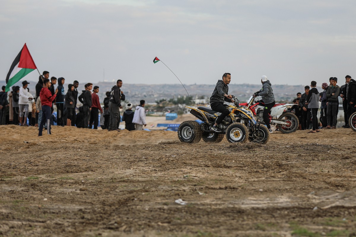 شبان فلسطينيون يركبون الدراجات النارية على الكثبان الرملية في بلدة الزهراء، بعد انقطاع دام عامين عن هذه الرياضة بسبب الحرب واحتلال الجيش الإسرائيلي للمنطقة المعروفة سابقا بمحور