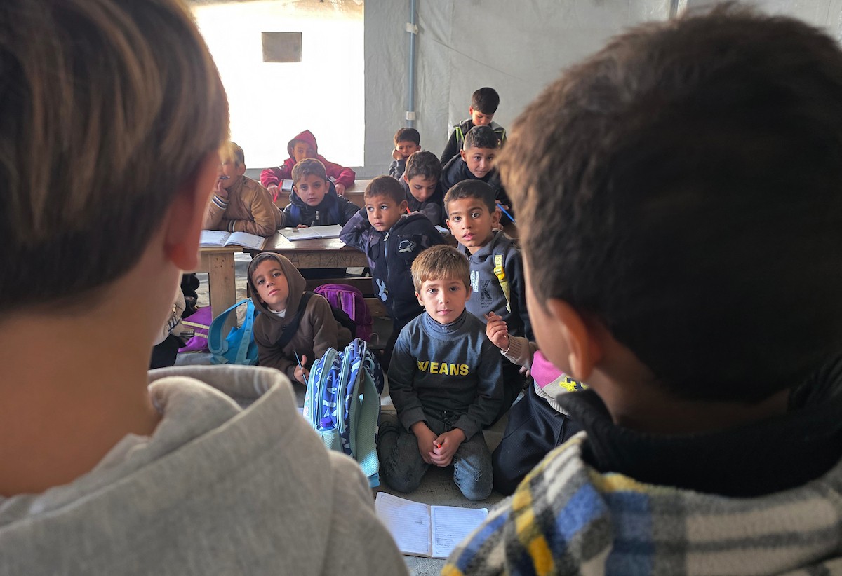 يدرس الطلاب داخل 