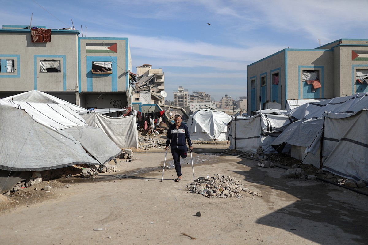 مجدي ريحان، الفلسطيني مبتور الساق، البالغ من العمر 44 عامًا، يعيش مع أطفاله الأربعة في مخيم جباليا شمال غزة بعد استشهاد (9).jpg