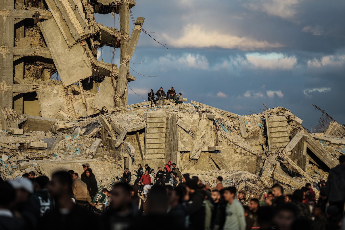 شبان فلسطينيون يركبون الدراجات النارية على الكثبان الرملية في بلدة الزهراء، بعد انقطاع دام عامين عن هذه الرياضة بسبب الحرب واحتلال الجيش الإسرائيلي للمنطقة المعروفة سابقا بمحور