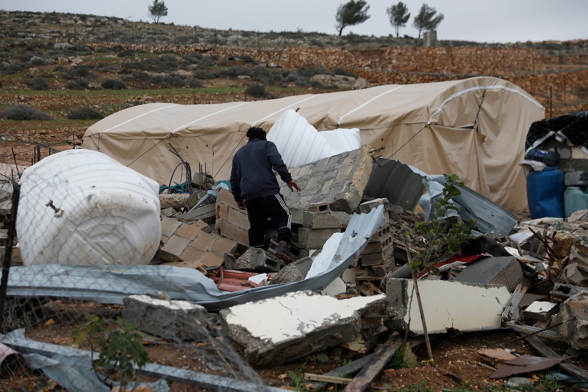 مياه الأمطار تغمر خيمة عائلة حرب التي أقامتها على أنقاض منزلهم الذي هدمه الجيش الإسرائيلي في 9 ديسمبر، في منطقة خلات الفرا، غرب يطا، جنوب الخليل، 29 ديسمبر/كانون الأول 2025. تصوير: مأمون وزواز