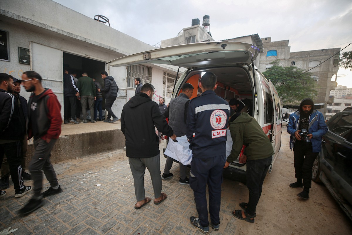 وصول عدد من الجثامين إلى مستشفى الشفاء في غزة عقب غارة جوية إسرائيلية استهدفت سيارة غرب مدينة غزة، في 13 ديسمبر/كانون الأول 2025.صور: عمر أشتوي