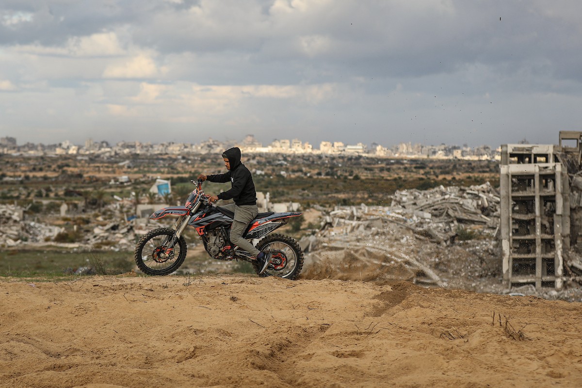 شبان فلسطينيون يركبون الدراجات النارية على الكثبان الرملية في بلدة الزهراء، بعد انقطاع دام عامين عن هذه الرياضة بسبب الحرب واحتلال الجيش الإسرائيلي للمنطقة المعروفة سابقا بمحور