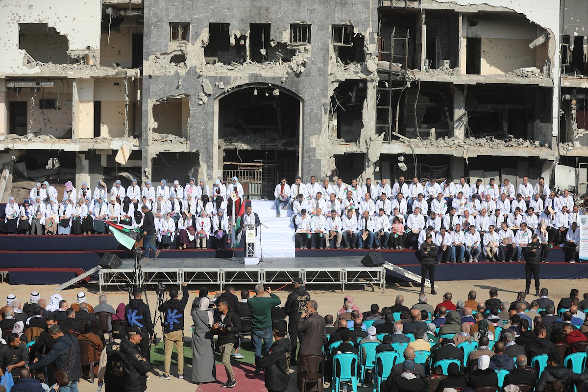 حفل تخرج للأطباء الحاصلين على البورد الفلسطيني في ساحة  الشفاء بمدينة غزة، 25 ديسمبر/كانون الأول 2025.تصوير: عمر أشتوي