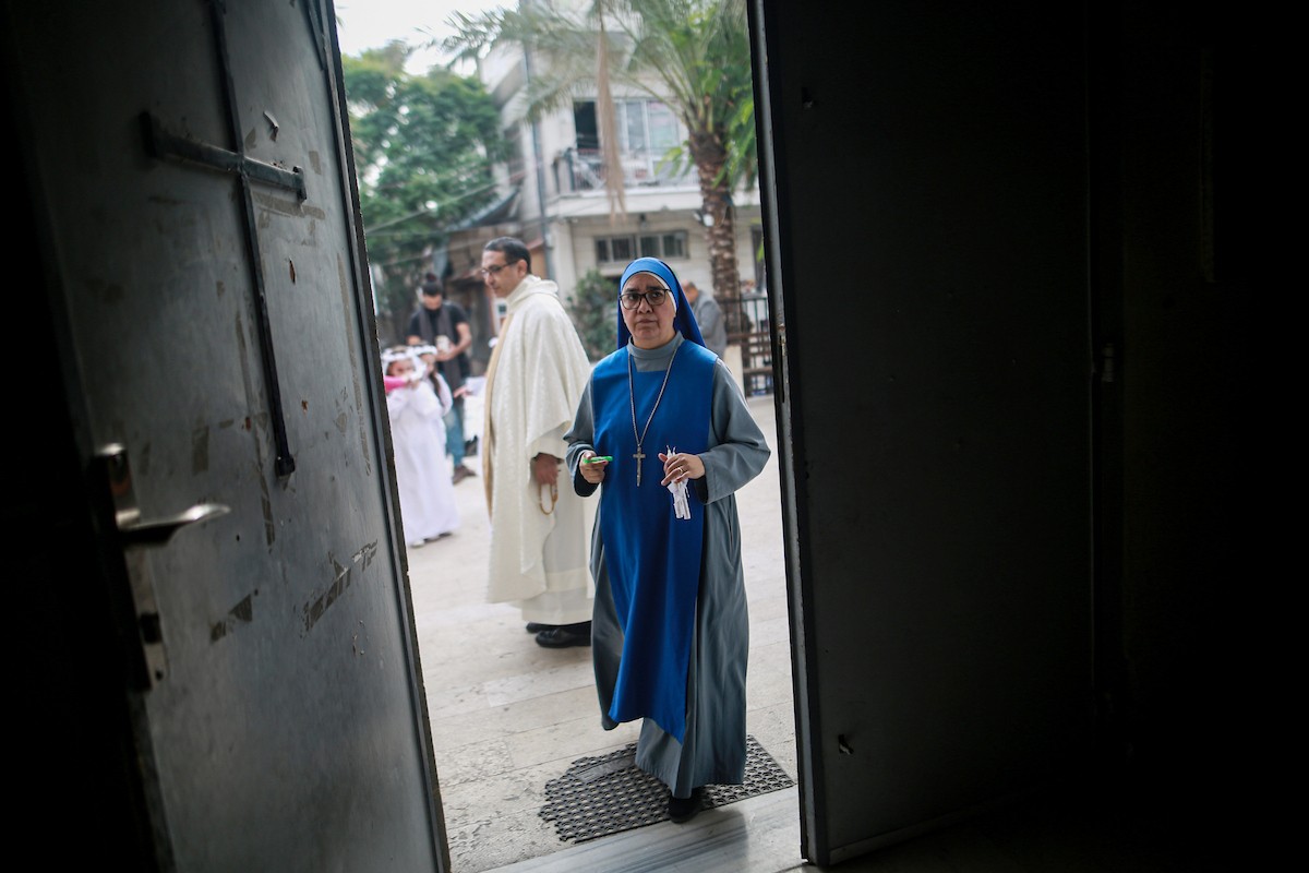 بطريرك اللاتين في القدس الكاردينال بييرباتيستا بيتسابالا يترأس قداس عيد الميلاد في غزة يوم الأحد 21 ديسمبر/كانون الأول 2025.تصوير: عمر أشتوي