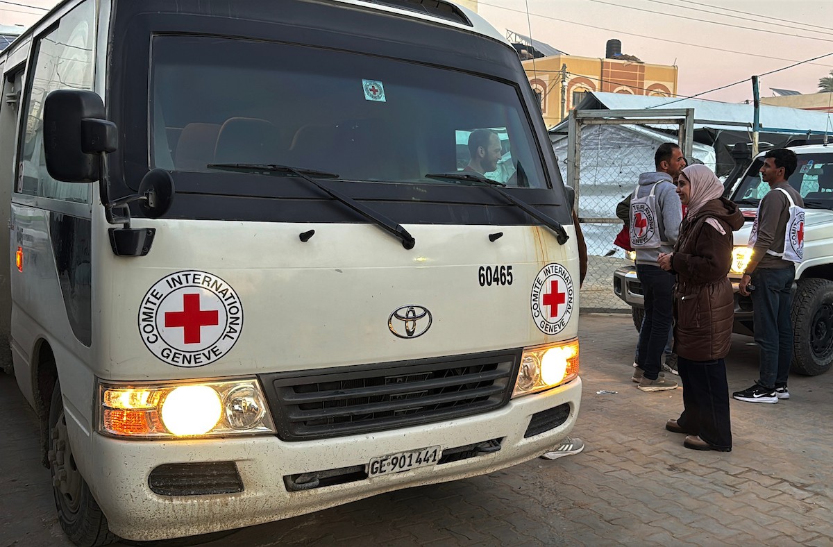 نقل أسرى فلسطينيين أفرج عنهم الجيش الإسرائيلي بواسطة سيارات تابعة للصليب الأحمر إلى مستشفى شهداء الأقصى لإجراء فحوصات طبية في دير البلح، وسط قطاع غزة، في 21 ديسمبر/كانون الأول 2025. (صورة: أحمد إبراهيم/ apa)
