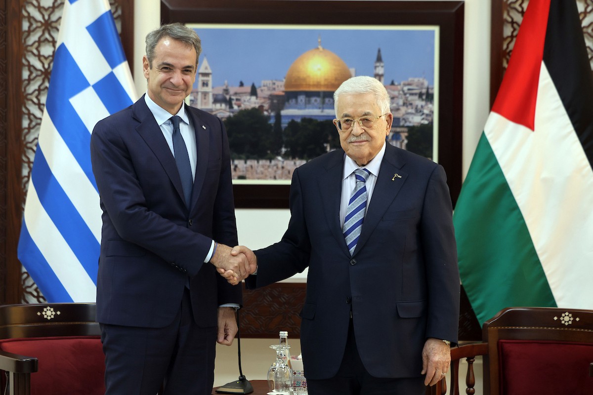 الرئيس الفلسطيني محمود عباس (أبو مازن) يلتقي رئيس الوزراء اليوناني كيرياكوس ميتسوتاكيس في رام الله، 22 ديسمبر/كانون الأول 2025. صورة: ثائر غنايم