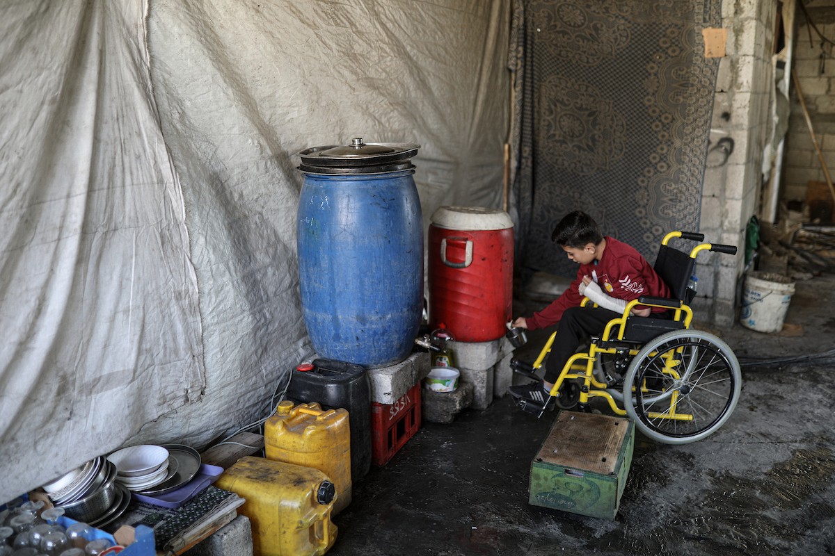 لطفل الفلسطيني محمد المبيض، البالغ من العمر ١٢ عامًا، والذي فقد ساقه في هجوم إسرائيلي على حي الزيتون بغزة (3).jpg
