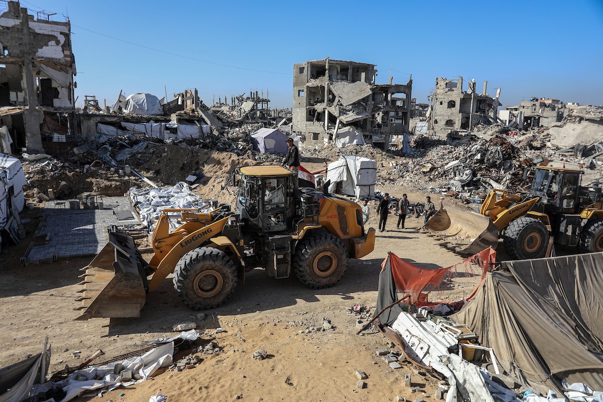 تُجري كتائب القسام واللجنة الدولية للصليب الأحمر ووفد مصري جهود بحث لانتشال جثث أسرى إسرائيليين في جباليا شمال قطاع غزة في الأول من ديسمبر/كانون الأول 2025