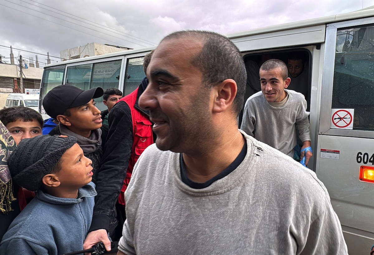 نقل أسرى فلسطينيين أفرج عنهم الجيش الإسرائيلي بواسطة سيارات تابعة للصليب الأحمر إلى مستشفى شهداء الأقصى لإجراء فحوصات طبية في دير البلح، وسط قطاع غزة، بتاريخ 28 ديسمبر/كانون الأول 2025. تصوير: أحمد إبراهيم