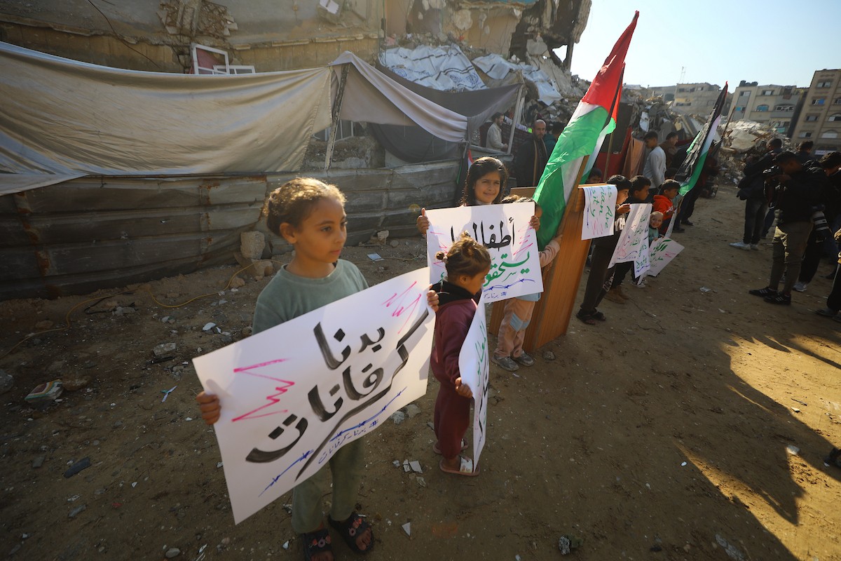 وقفة احتجاجية أمام منزل عائلة لبد المنهار على سكانه في مدينة غزة للمطالبة بتسريع جهود إعادة الإعمار وتوفير منازل متنقلة بدلاً من الخيام، 24 ديسمبر/كانون الأول 2025. تصوير: عمر أشتوي