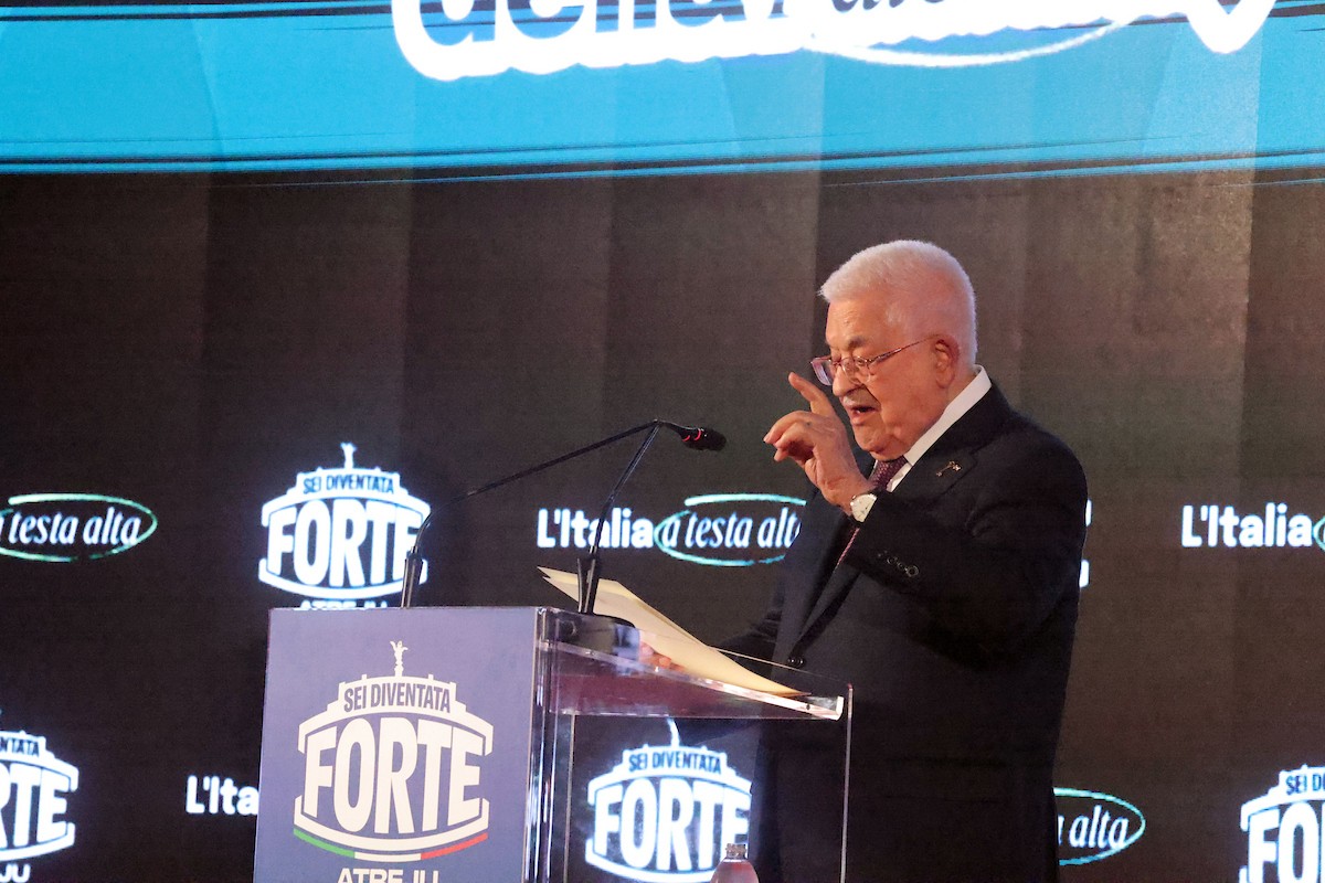 الرئيس الفلسطيني محمود عباس (أبو مازن) يلقي خطاباً في مؤتمر حزب إخوة إيطاليا. روما، إيطاليا، ١٢ ديسمبر/كانون الأول ٢٠٢٥